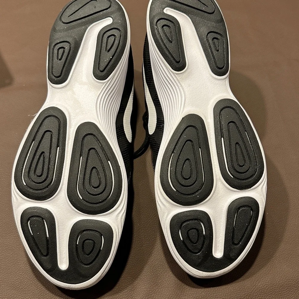 Nike Men's Black and White Athletic Shoes - Picture 2 of 4